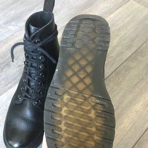 SZ. 8 Dr. Martens Disc Boots